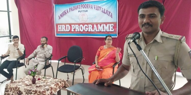 ಬಪ್ಪಳಿಗೆಯ ಅಂಬಿಕಾ ಪದವಿಪೂರ್ವ ವಿದ್ಯಾಲಯದಲ್ಲಿ ಜಾಗೃತಿ ಕಾರ್ಯಕ್ರಮ : ವಿದ್ಯಾರ್ಥಿಗಳು ಜಾಲತಾಣಗಳಿಂದ ದೂರ ಇರಬೇಕು – ಪಿಎಸ್‌ಐ ಶ್ರೀಕಾಂತ್ ರಾಥೋಡ್