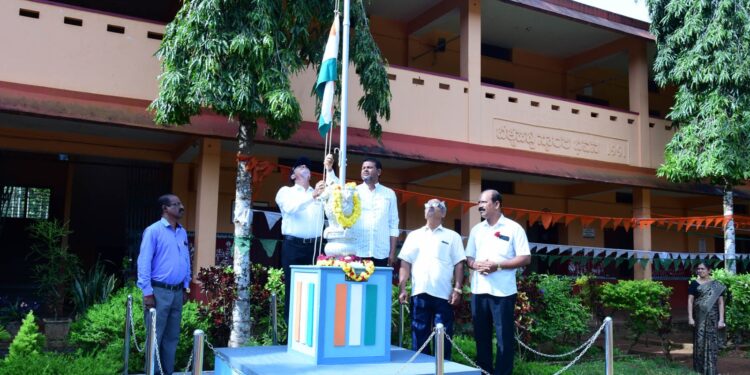 ವಿಠಲ ಪ್ರೌಢಶಾಲೆಯಲ್ಲಿ ಸ್ವಾತಂತ್ರ್ಯ ದಿನಾಚರಣೆ