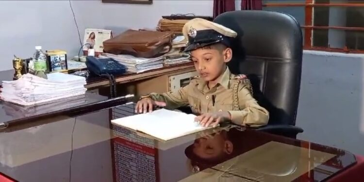 ಒಂದೇ ಒಂದು ಗಂಟೆ ಪೊಲೀಸ್​ ಆದ 8 ವರ್ಷದ ಬಾಲಕ : ಆಜಾನ್​ ಆಸೆ ಈಡೇರಿಸಿದ ಶಿವಮೊಗ್ಗ ಪೊಲೀಸರು