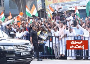 ಪ್ರಧಾನಿ ಮೋದಿ ನೋಡಲು ಬ್ಯಾರಿಕೇಡ್ ಹಿಂದೆ ನಿಂತ ಬಿಜೆಪಿ ರಾಜ್ಯಾಧ್ಯಕ್ಷ, ಮಾಜಿ ಸಚಿವರು ; ಕಾಂಗ್ರೆಸ್​ ಅಪಹಾಸ್ಯ..!!!