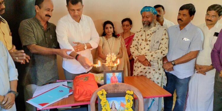 ಶ್ರೀ ಮದ್ಭಾಗವತ ಕಥಾ ಪಾರಾಯಣ ಸಪ್ತಾಹ ಮಹಾಯಜ್ಞ ಮತ್ತು ಗೋ ನವರಾತ್ರಿ ಉತ್ಸವದ ಕಾರ್ಯಾಲಯ ಉದ್ಘಾಟನೆ ಮತ್ತು ವಿಜ್ಞಾಪನಾ ಪತ್ರ ಬಿಡುಗಡೆಗೊಳಿಸಿದ ಕ್ಯಾಪ್ಟನ್ ಬ್ರಿಜೇಶ್ ಚೌಟ