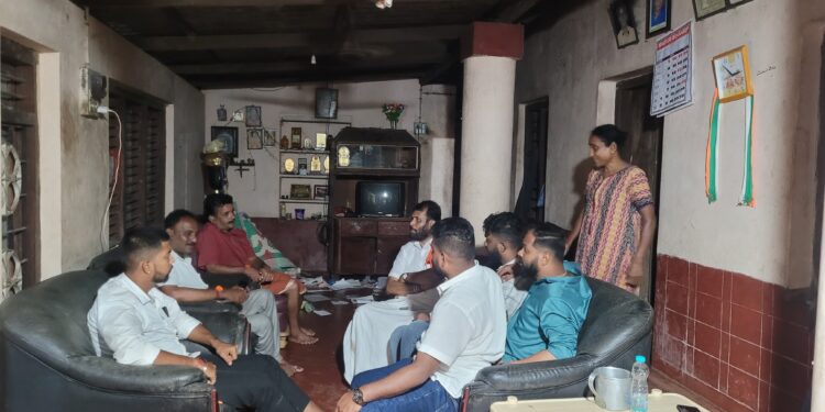 ಪುತ್ತೂರು : ದರೋಡೆ ಪ್ರಕರಣ : ಪುತ್ತಿಲ ಪರಿವಾರ ಭೇಟಿ ; ಮನೆಯವರ ಜೊತೆ ಮಾತುಕತೆ