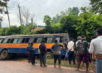 ಪುತ್ತೂರು : ಸರ್ವೆ ಬಳಿ ಹೊಂಡಕ್ಕೆ ಬಿದ್ದ ಕೆ.ಎಸ್.ಆರ್.ಟಿ.ಸಿ ಬಸ್ : ಪ್ರಯಾಣಿಕರಿಗೆ ಗಾಯ