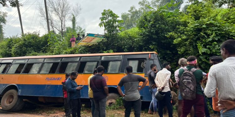 ಪುತ್ತೂರು : ಸರ್ವೆ ಬಳಿ ಹೊಂಡಕ್ಕೆ ಬಿದ್ದ ಕೆ.ಎಸ್.ಆರ್.ಟಿ.ಸಿ ಬಸ್ : ಪ್ರಯಾಣಿಕರಿಗೆ ಗಾಯ