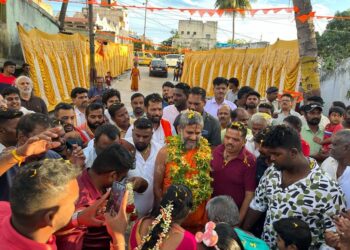 ಪೇಜಾವರ ಶ್ರೀ ಜೊತೆ ಮೈಸೂರಿನ ಬಿಬಿ ಕೇರಿಯಲ್ಲಿ ಮನೆ-ಮನೆ ಭೇಟಿ ಮಾಡಿದ ಅರುಣ್ ಕುಮಾರ್ ಪುತ್ತಿಲ