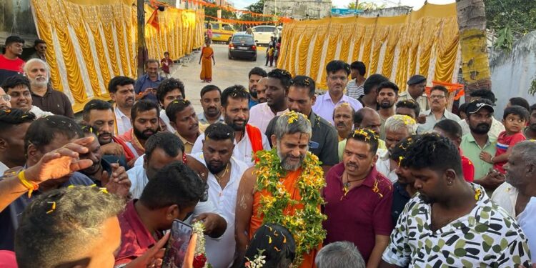 ಪೇಜಾವರ ಶ್ರೀ ಜೊತೆ ಮೈಸೂರಿನ ಬಿಬಿ ಕೇರಿಯಲ್ಲಿ ಮನೆ-ಮನೆ ಭೇಟಿ ಮಾಡಿದ ಅರುಣ್ ಕುಮಾರ್ ಪುತ್ತಿಲ