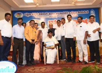 ಕೆದಿಲ ಹಾಲು ಉತ್ಪಾದಕರ ಸಹಕಾರಿ ಸಂಘದ ಸದಸ್ಯ ಈಶ್ವರ ಗೌಡ ಕಾಂತುಕೋಡಿ ರವರಿಗೆ “ಮಧ್ಯಮ ವರ್ಗದ ಉತ್ತಮ ಹೈನುಗಾರ” ಪ್ರಶಸ್ತಿ