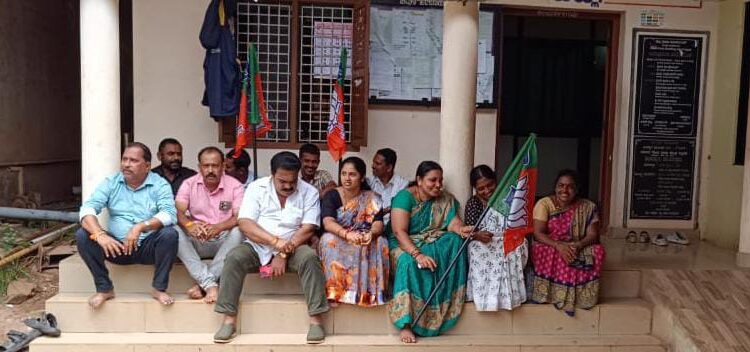 ವಿಟ್ಲ : ನಗರೋತ್ಥಾನ ಮತ್ತು 15ನೇ ಹಣಕಾಸು ಯೋಜನೆಯ ಅನುದಾನ ಹಂಚಿಕೆಯಲ್ಲಿ ಬಿಜೆಪಿ ಸದಸ್ಯರ ಕಡೆಗಣನೆ ಆರೋಪ : ಪ್ರತಿಭಟನೆ