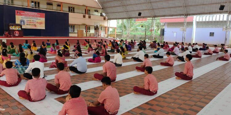 ಪುತ್ತೂರು : ‘ಏಕಾದಶ ಕೋಟಿ ಮಹಾಲಿಂಗೇಶ್ವರ ಜಪಯಜ್ಞ’ ಪ್ರಯುಕ್ತ ವಿವೇಕಾನಂದ ಆಂಗ್ಲ ಮಾಧ್ಯಮ ಶಾಲೆಯಲ್ಲಿ ‘ಏಕಾದಶಾಕ್ಷರಿ ಮಂತ್ರ ಪಠಣ’