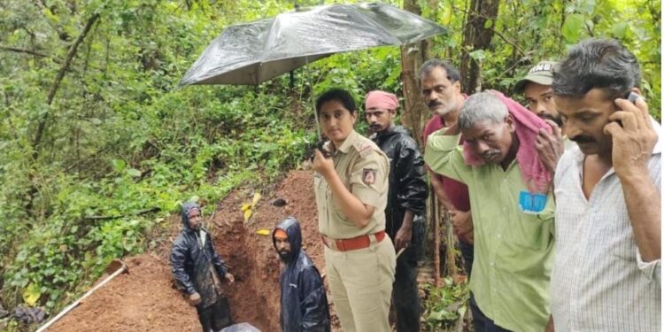 ಸುಳ್ಯ : ಮೃತದೇಹ ಕೊಂಡೊಯ್ಯಲು ಬಾರದ ಸಂಬಂಧಿಕರು : ಅಂತ್ಯಸಂಸ್ಕಾರ ನೆರವೇರಿಸಿದ ಪೊಲೀಸರು