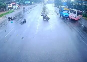 ಡಿವೈಡರ್ ಬಳಿ ರಸ್ತೆ ದಾಟಲು ನಿಂತಿದ್ದ ಬೈಕ್ ಸವಾರರಿಗೆ ಗುದ್ದಿದ ಬಸ್​ : ದೃಶ್ಯ ಸಿಸಿ ಕ್ಯಾಮರಾದಲ್ಲಿ ಸೆರೆ