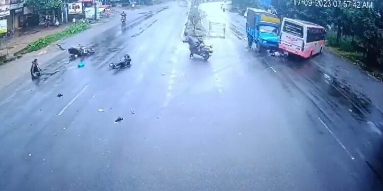 ಡಿವೈಡರ್ ಬಳಿ ರಸ್ತೆ ದಾಟಲು ನಿಂತಿದ್ದ ಬೈಕ್ ಸವಾರರಿಗೆ ಗುದ್ದಿದ ಬಸ್ : ದೃಶ್ಯ ಸಿಸಿ ಕ್ಯಾಮರಾದಲ್ಲಿ ಸೆರೆ