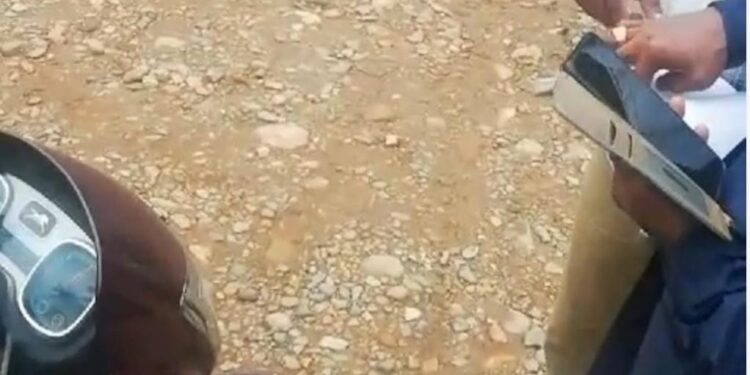 ಪೊಲೀಸರು ಹಣ ಪಡೆಯುತ್ತಿರುವ ವೀಡಿಯೋ ಹರಿಬಿಟ್ಟ ಯುವಕ : ಸ್ಪಷ್ಟನೆ ನೀಡಿದ ಪೊಲೀಸ್ ಅಧಿಕಾರಿಗಳು