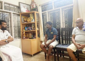 ಮೃತಪಟ್ಟ ಮಹೇಶ್ ಬಸ್ ಮಾಲಕ ಪ್ರಕಾಶ್ ಮನೆಗೆ ಭೇಟಿ ನೀಡಿದ ಅರುಣ್ ಕುಮಾರ್ ಪುತ್ತಿಲ : ಮನೆಯವರಿಗೆ ಸಾಂತ್ವನ