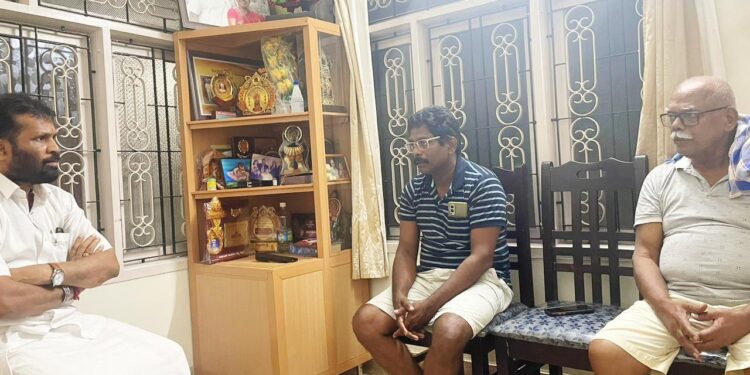 ಮೃತಪಟ್ಟ ಮಹೇಶ್ ಬಸ್ ಮಾಲಕ ಪ್ರಕಾಶ್ ಮನೆಗೆ ಭೇಟಿ ನೀಡಿದ ಅರುಣ್ ಕುಮಾರ್ ಪುತ್ತಿಲ : ಮನೆಯವರಿಗೆ ಸಾಂತ್ವನ