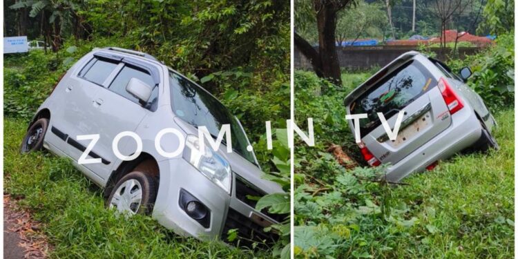 ಪುತ್ತೂರು : ಪಾಂಗ್ಲಾಯಿ ಬಳಿ ಗುಂಡಿಗೆ ಬಿದ್ದ ಕಾರು..!!!