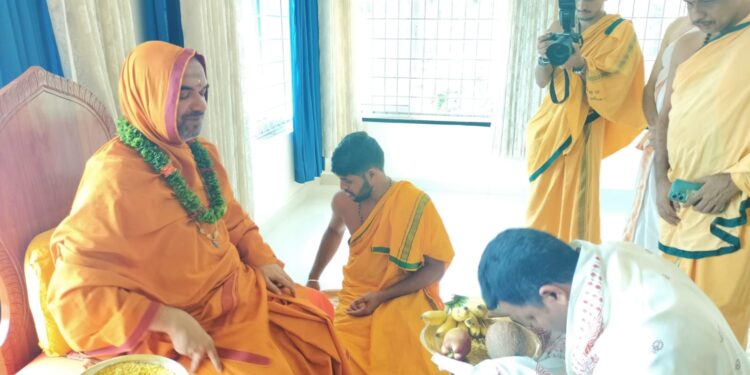 ಮಾಣಿ : ಪೆರಾಜೆ ಮಠಕ್ಕೆ ಭೇಟಿ ನೀಡಿ ಶ್ರೀ ರಾಘವೇಶ್ವರ ಭಾರತೀ ಸ್ವಾಮೀಜಿಯ ಆಶೀರ್ವಾದ ಪಡೆದ ಕ್ಯಾಪ್ಟನ್ ಬ್ರಿಜೇಶ್ ಚೌಟ