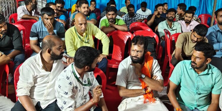 ವೇತನ ತಾರತಮ್ಯ ಆರೋಪ : ಎಂಆರ್ ಪಿಎಲ್ ವಿರುದ್ಧ ಪ್ರತಿಭಟನೆ ; ಅರುಣ್ ಕುಮಾರ್ ಪುತ್ತಿಲ ಭೇಟಿ