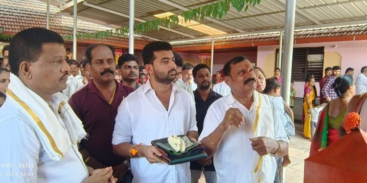 ಪುತ್ತೂರು : ವಿಜಯಸಾಮ್ರಾಟ್  ಸಂಸ್ಥೆಯ ವತಿಯಿಂದ ಜರುಗುವ ‘ಪಿಲಿಗೊಬ್ಬು-2023’ ಕಾರ್ಯಕ್ರಮದ ಯಶಸ್ಸಿಗಾಗಿ ಪಲ್ಲತ್ತಡ್ಕ ಹೊಸಮ್ಮ ದೈವಸ್ಥಾನದಲ್ಲಿ ಪ್ರಾರ್ಥನೆ