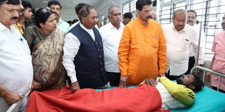 ಶಿವಮೊಗ್ಗಕ್ಕೆ ಬಿಜೆಪಿ ನಿಯೋಗ ಭೇಟಿ : ಆಸ್ಪತ್ರೆಯಲ್ಲಿರುವ ಗಾಯಾಳುಗಳ ಆರೋಗ್ಯ ವಿಚಾರಣೆ