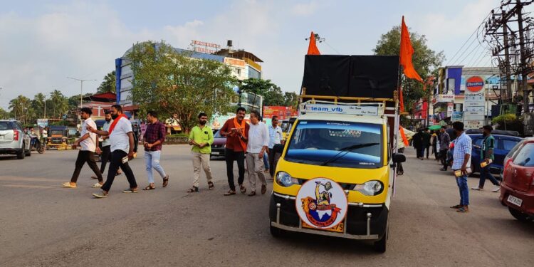 (ಅ.7) ಪುತ್ತೂರಿನಲ್ಲಿ ಶೌರ್ಯ ಜಾಗರಣಾ ರಥಯಾತ್ರೆ ; ಆಮಂತ್ರಣ ಪತ್ರ ವಿತರಣೆ : ಕೇಸರಿಮಯವಾದ ಬೊಳುವಾರು ವೃತ್ತ