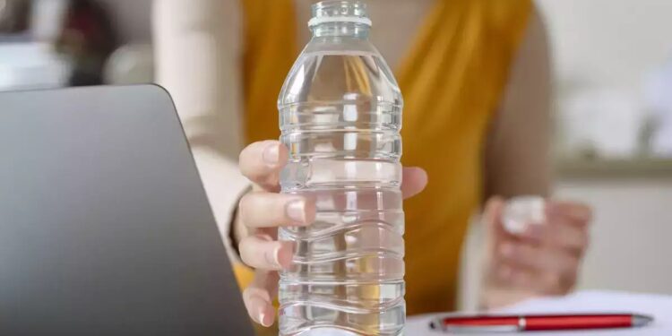 ಕಡಿಮೆ ಅಂಕ ನೀಡಿದ್ದಕ್ಕೆ ಸಿಟ್ಟು : ಶಿಕ್ಷಕಿಯ ನೀರಿನ ಬಾಟ್ಲಿಗೆ ಮಾತ್ರೆ ಹಾಕಿದ ವಿದ್ಯಾರ್ಥಿನಿಯರು..!!!