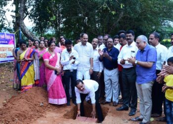 ವಿಟ್ಲ : ಸರಕಾರಿ ಪ್ರೌಢಶಾಲೆ (ಆರ್ ಎಂ ಎಸ್ ಎ) ನಲ್ಲಿ ವಿವೇಕ ಶಾಲಾ ಕೊಠಡಿಗಳಿಗೆ ಶಿಲಾನ್ಯಾಸ ನೆರವೇರಿಸಿದ ಶಾಸಕ ಅಶೋಕ್ ರೈ