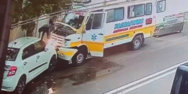 ಡ್ರೈವರ್​ ಇಲ್ಲದೆಯೇ ಚಲಿಸಿದ ಆ್ಯಂಬುಲೆನ್ಸ್​ ; ಎದುರಿದ್ದ ಕಾರಿಗೆ ಡಿಕ್ಕಿ : ದೃಶ್ಯ ಸಿಸಿಟಿವಿಯಲ್ಲಿ ಸೆರೆ