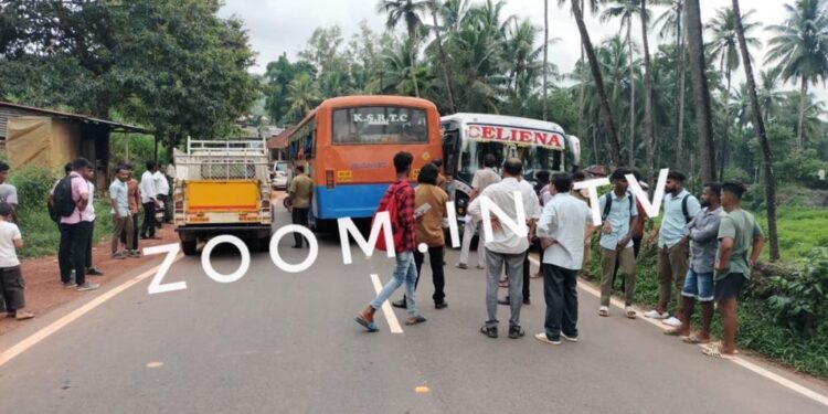 ವಿಟ್ಲ : ಕೆಲಿಂಜ ಸಮೀಪ ಖಾಸಗಿ ಬಸ್ ಮತ್ತು ಕೆ.ಎಸ್.ಆರ್.ಟಿ.ಸಿ ಬಸ್ ನಡುವೆ ಡಿಕ್ಕಿ..!!!