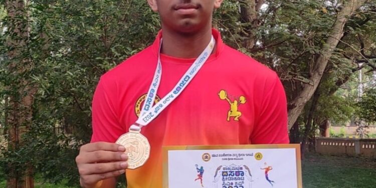 ದಸರಾ ಕ್ರೀಡಾಕೂಟ : ಭಾರ ಎತ್ತುವ ಸ್ಪರ್ಧೆಯಲ್ಲಿ ವಿವೇಕಾನಂದ ಇಂಜಿನಿಯರಿಂಗ್ ಕಾಲೇಜಿನ ವಿದ್ಯಾರ್ಥಿ ಭುವನ್‌ರಾಮ್ ಗೆ ಚಿನ್ನದ ಪದಕ