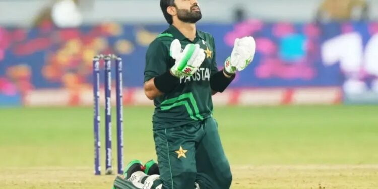 ಮೈದಾನದಲ್ಲಿ ನಮಾಝ್ ಮಾಡಿದ ಪಾಕ್ ಆಟಗಾರ : ದೂರು ದಾಖಲು