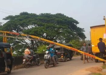 ಪಾಣೆಮಂಗಳೂರು : ಸೇತುವೆ ಮೇಲೆ ಹಾಕಲಾಗಿದ್ದ ರಾಡ್ ಗೆ ವಾಹನ ಡಿಕ್ಕಿ : ತಪ್ಪಿದ ಅನಾಹುತ