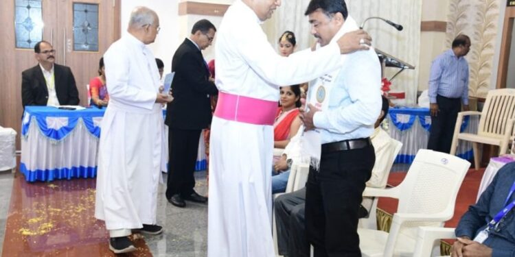 ಮಂಗಳೂರು ಕಥೋಲಿಕ್ ಸಭಾ ಕೇಂದ್ರೀಯ ಸಮಿತಿಯಿಂದ ಕ್ರೈಸ್ತ ಪತ್ರಕರ್ತರ ಸಹಮಿಲನ : ಪುತ್ತೂರು ತಾಲೂಕು ಜರ್ನಲಿಸ್ಟ್ ಯೂನಿಯನ್ ಪ್ರಧಾನ ಕಾರ್ಯದರ್ಶಿ ಸಂತೋಷ್ ಮೊಟ್ಟೆತ್ತಡ್ಕ ರವರಿಗೆ ಸನ್ಮಾನ