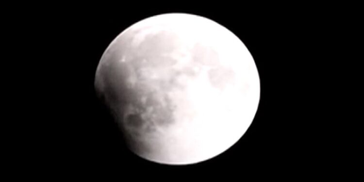 ಇಂದು ವರ್ಷದ ಕೊನೆಯ ಚಂದ್ರಗ್ರಹಣ : ಮಧ್ಯರಾತ್ರಿ 1 ಗಂಟೆಗೆ ಗ್ರಹಣ ಸ್ಪರ್ಶ