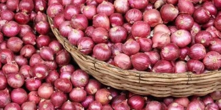 ಗಗನಕ್ಕೇರುತ್ತಿದೆ ಈರುಳ್ಳಿ ಬೆಲೆ : ಕೆಜಿ ದರ ಕೇಳಿದ್ರೆ ಕಣ್ಣಲ್ಲಿ ನೀರು ಬರುತ್ತೆ..!!!