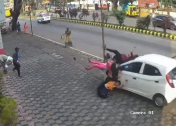 ಫುಟ್ ಪಾತ್ ಏರಿದ ಕಾರು  : ಓರ್ವ ಯುವತಿ ಮೃತ್ಯು, ನಾಲ್ವರಿಗೆ ಗಾಯ..!!!