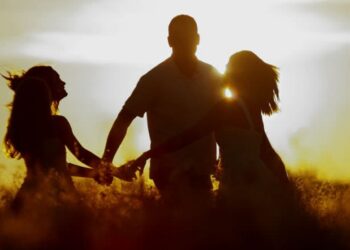 ‘ಆ ಕಡೆ ಅವಳು, ಈ ಕಡೆ ಇವಳು’ : ಇಬ್ಬರು ಲವ್ವರ್ ಗಳ​​ ಟಾರ್ಚರ್​​ಗೆ ಜೀವವನ್ನೇ ಕಳೆದುಕೊಂಡ ಯುವಕ..!!!