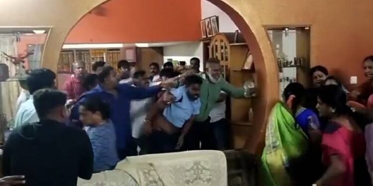 ವರದಕ್ಷಿಣೆ ಕಿರುಕುಳ ವಿಚಾರವಾಗಿ ಗಂಡ-ಹೆಂಡತಿ ನಡುವೆ ಫೈಟ್ : ರಾಜಿ ಪಂಚಾಯಿತಿ ವೇಳೆ ಮಾರಾಮಾರಿ