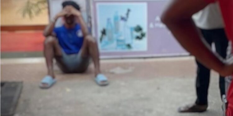 ಮಂಗಳೂರು : ಲವ್ವರ್ ಔಟಿಂಗ್ ಬಂದಿಲ್ಲವೆಂದು ಪಿಜಿಗೆ ಕಲ್ಲೆಸೆದ ಯುವಕ..!!!