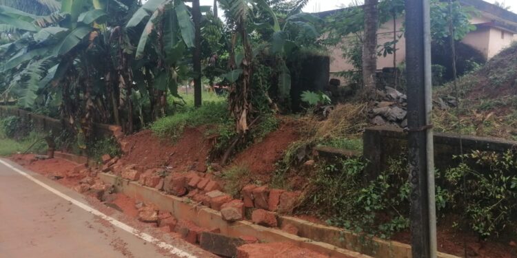 ಬಡಗನ್ನೂರು : ಭಾರೀ ಗಾಳಿ-ಮಳೆಗೆ ಶಾಲಾ ಕಾಂಪೌಂಡ್ ಕುಸಿತ..!!