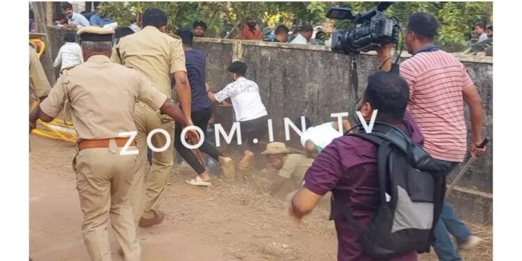 ಉಡುಪಿ : ನಾಲ್ವರ ಹತ್ಯೆ ಪ್ರಕರಣ : ಆರೋಪಿ ಮಹಜರು ವೇಳೆ ಸ್ಥಳೀಯರ ಆಕ್ರೋಶ : ಲಾಠಿ ಪ್ರಹಾರ