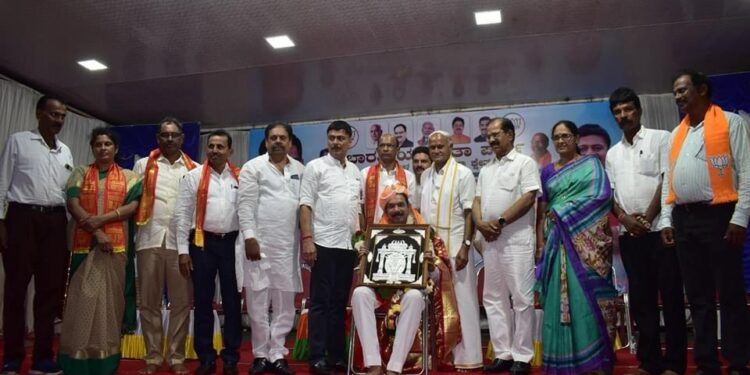 ಬಂಟ್ವಾಳ : ಸಂಸದ, ನಿಕಟಪೂರ್ವ ರಾಜ್ಯಾಧ್ಯಕ್ಷ ನಳಿನ್ ಕುಮಾರ್ ಕಟೀಲ್ ಅವರಿಗೆ ಅಭಿನಂದನಾ ಕಾರ್ಯಕ್ರಮ : ‘ಯಾರೇ ಲೋಕಸಭಾ ಚುನಾವಣೆಗೆ ನಿಂತರೂ ಬಿಜೆಪಿ ಗೆಲ್ಲುವಂತೆ ಮಾಡುವುದಷ್ಟೇ ನನ್ನ ಗುರಿ’ – ನಳಿನ್ ಕುಮಾರ್ ಕಟೀಲ್