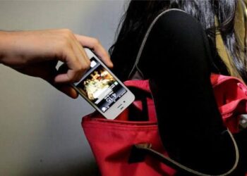 ಸ್ನೇಹಿತನ ಪತ್ನಿಯ ಮೊಬೈಲ್ ಕದ್ದು., ಫೋನ್ ಪೇ ಮೂಲಕ ಹಣ ವರ್ಗಾವಣೆ : ಠಾಣೆ ಮೆಟ್ಟಿಲೇರಿದ ಮಹಿಳೆ : ಪ್ರಕರಣ ದಾಖಲು