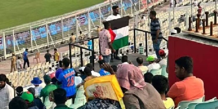 ಪಾಕಿಸ್ತಾನ-ಬಾಂಗ್ಲಾದೇಶ ಪಂದ್ಯದ ವೇಳೆ ಪ್ಯಾಲೆಸ್ತೀನ್ ಧ್ವಜ ಪ್ರದರ್ಶನ : ನಾಲ್ವರು ವಶಕ್ಕೆ