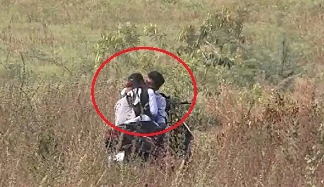 ಸಾರ್ವಜನಿಕ ಸ್ಥಳದಲ್ಲಿ ಪ್ರೇಮಿಗಳ ಅನುಚಿತ ವರ್ತನೆ : ಕಾಲೇಜು ಯೂನಿಫಾರ್ಮ್ನಲ್ಲೇ ಲಿಪ್ಲಾಕ್..!!!