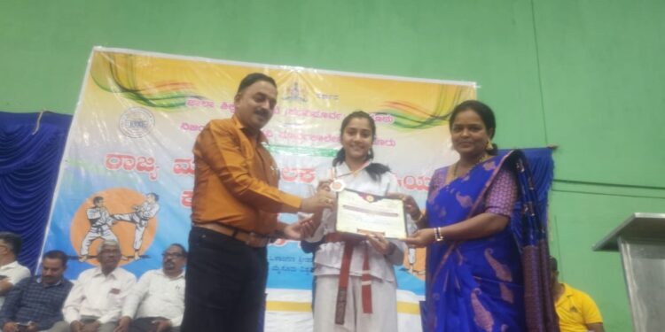 ರಾಜ್ಯ ಮಟ್ಟದ ಕರಾಟೆ ಪಂದ್ಯಾಟದಲ್ಲಿ ಬೆಳ್ಳಿಯ ಪದಕ ಪಡೆದ ವಿವೇಕಾನಂದ ಪದವಿಪೂರ್ವ ಕಾಲೇಜಿನ ಪುಣ್ಯ