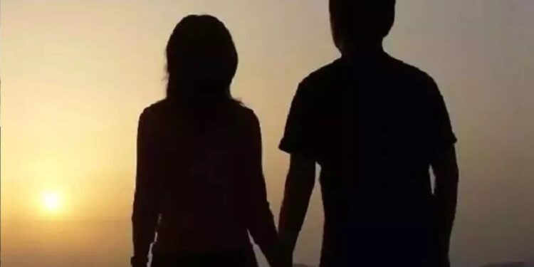 ವಿದ್ಯಾರ್ಥಿ ಜೊತೆ ಶಿಕ್ಷಕಿಯ ಲವ್ವಿ-ಡವ್ವಿ : ಪ್ರೀತಿಯ ಬಲೆಗೆ ಬೀಳಿಸಿ ಮತಾಂತರಕ್ಕೆ ಒತ್ತಾಯಿಸಿದ ಆರೋಪ ; ನಾಲ್ವರ ಬಂಧನ