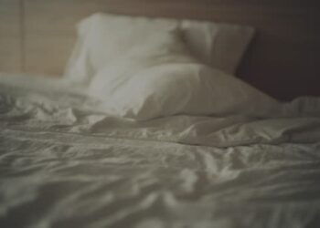 ಹೆಂಡತಿಯನ್ನು ರೂಮ್​ನಲ್ಲಿ ಕೂಡಿಹಾಕಿ ಅತ್ತೆ, ಮಕ್ಕಳ ಜೊತೆ ನಿದ್ರಿಸುತ್ತಿದ್ದ ಪತಿ : ಠಾಣೆ ಮೆಟ್ಟಿಲೇರಿದ ಪತ್ನಿ