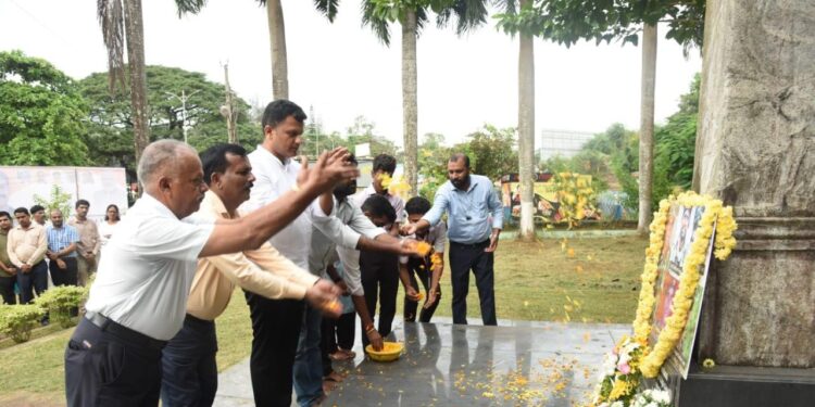 ಮಂಗಳೂರು : ರಾಷ್ಟ್ರಭಕ್ತ ನಾಗರಿಕರ ವತಿಯಿಂದ ಹುತಾತ್ಮರಾದ ಭಾರತೀಯ ಸೇನೆಯ ಸೈನಿಕರಿಗೆ ಶ್ರದ್ಧಾಂಜಲಿ