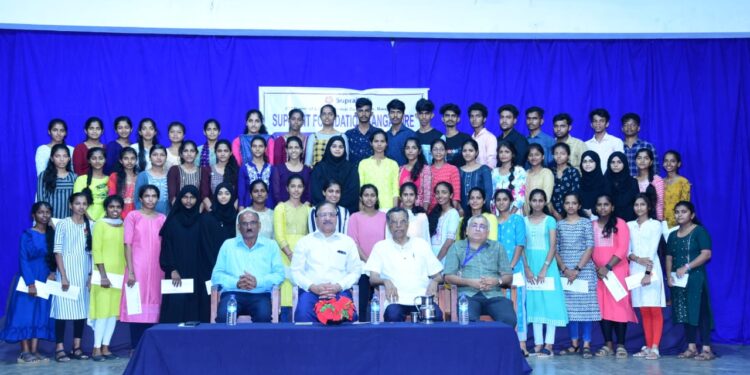 ವಿಟ್ಲ : ಬೆಂಗಳೂರು ಸುಪ್ರಜಿತ್ ಫೌಂಡೇಶನ್ ವತಿಯಿಂದ ವಿದ್ಯಾರ್ಥಿ ವೇತನ ವಿತರಣಾ ಕಾರ್ಯಕ್ರಮ